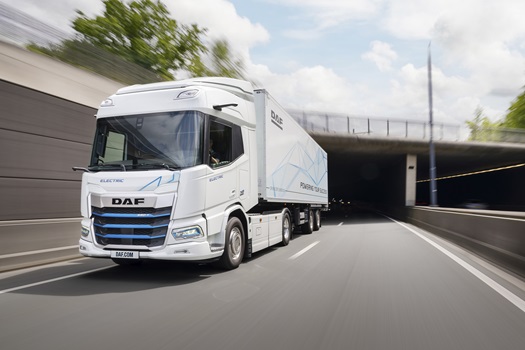 403-DAF-XD-Electric-Tractor